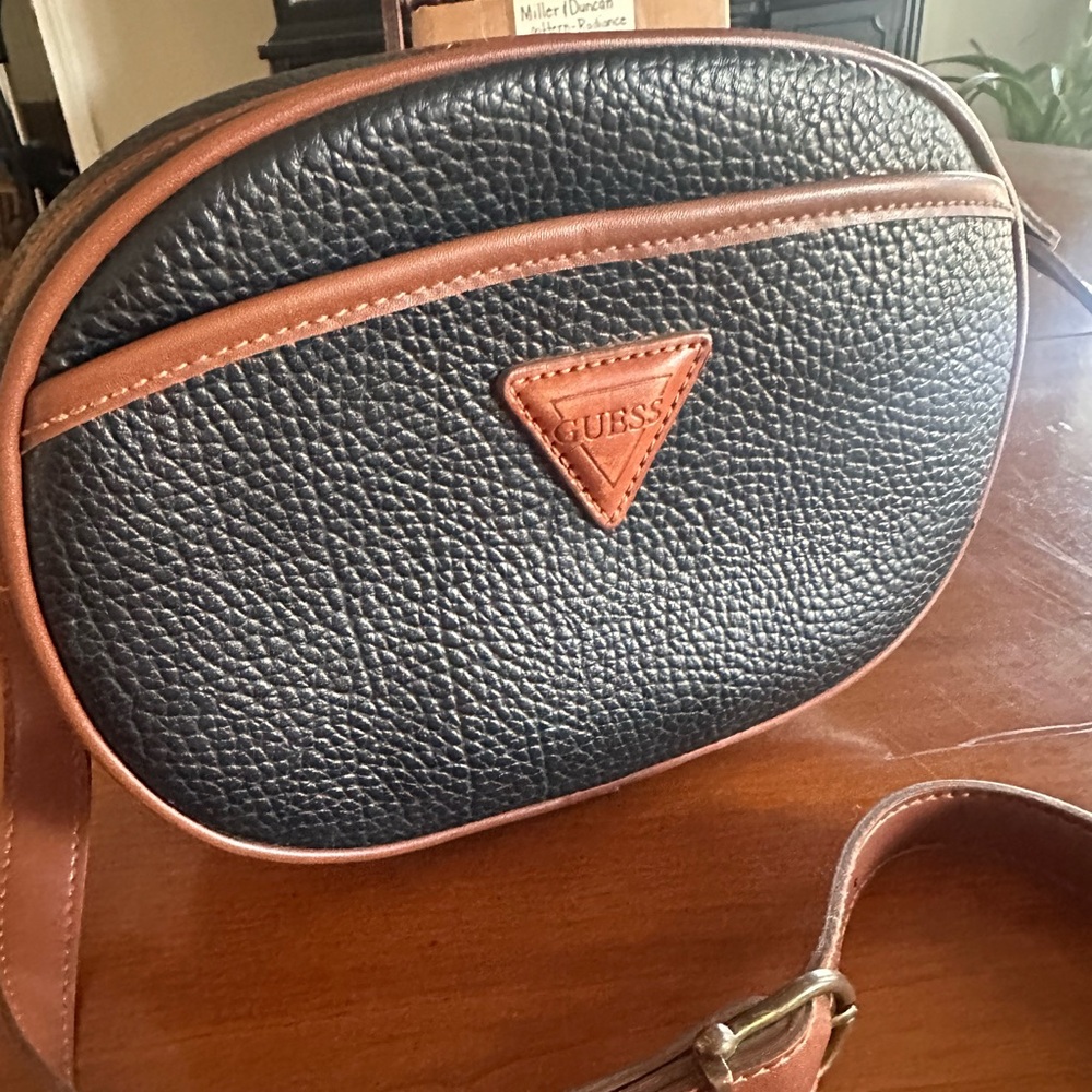 Vintage GUESS 90s Crossbody Camera Bag Black Brown Pebbled Faux Leather - Picture 3 of 10